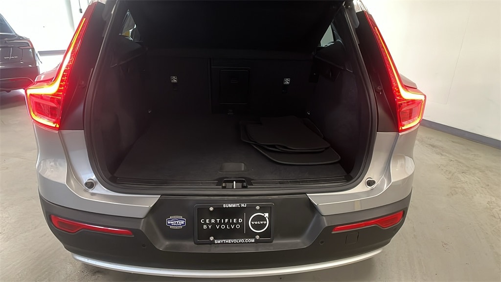 Certified 2025 Volvo XC40 B5 Core SUV