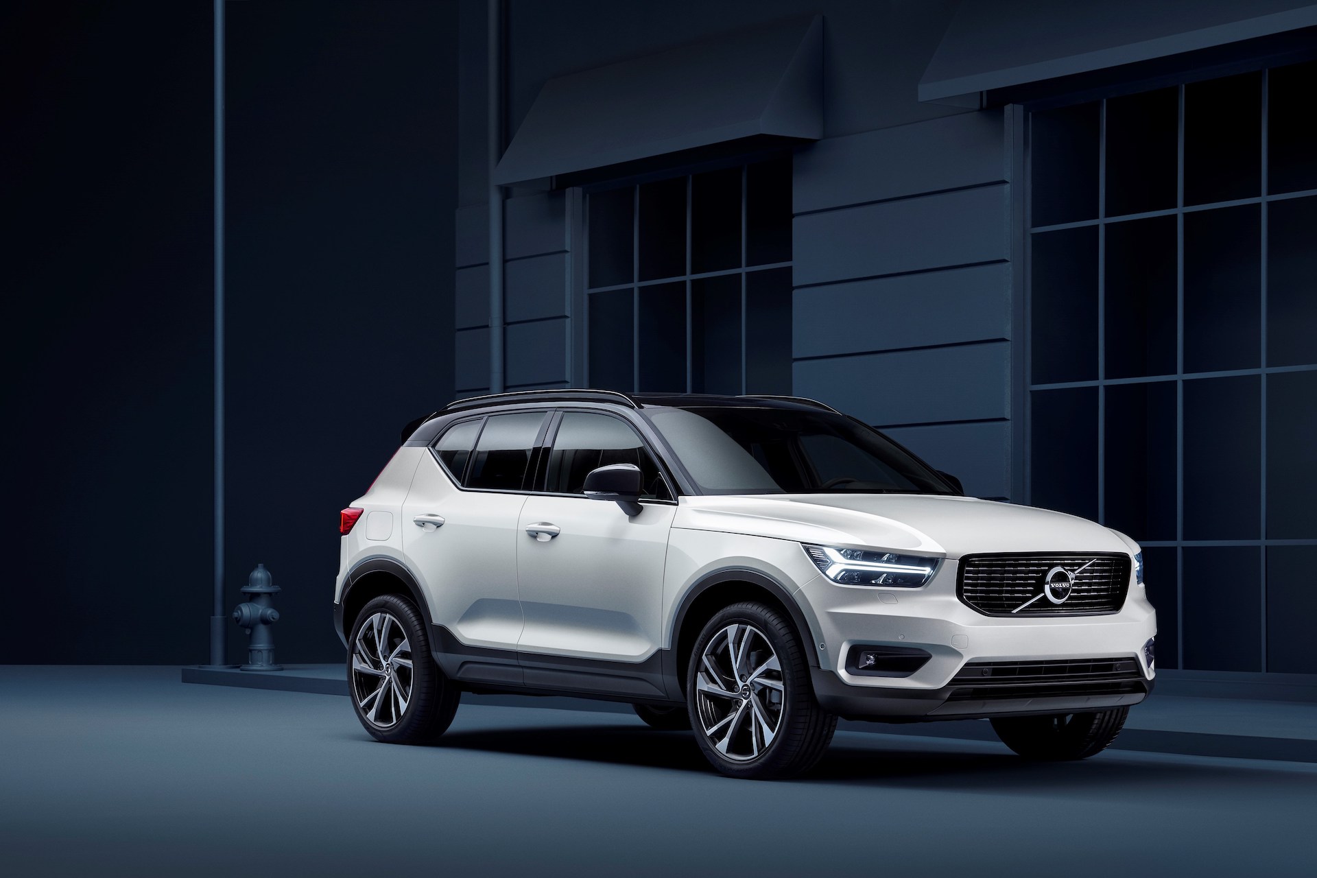 2022-volvo-xc40_100826286_h.jpeg
