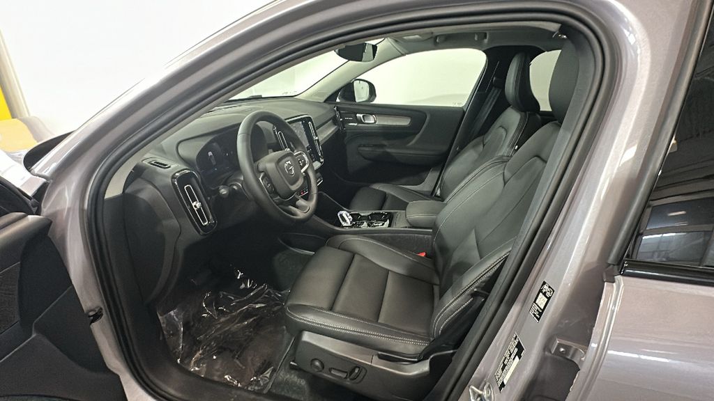 2026 Volvo XC40 Plus - Photo 16