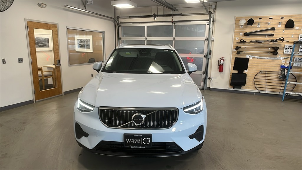 2025 Volvo XC40 Core's photo