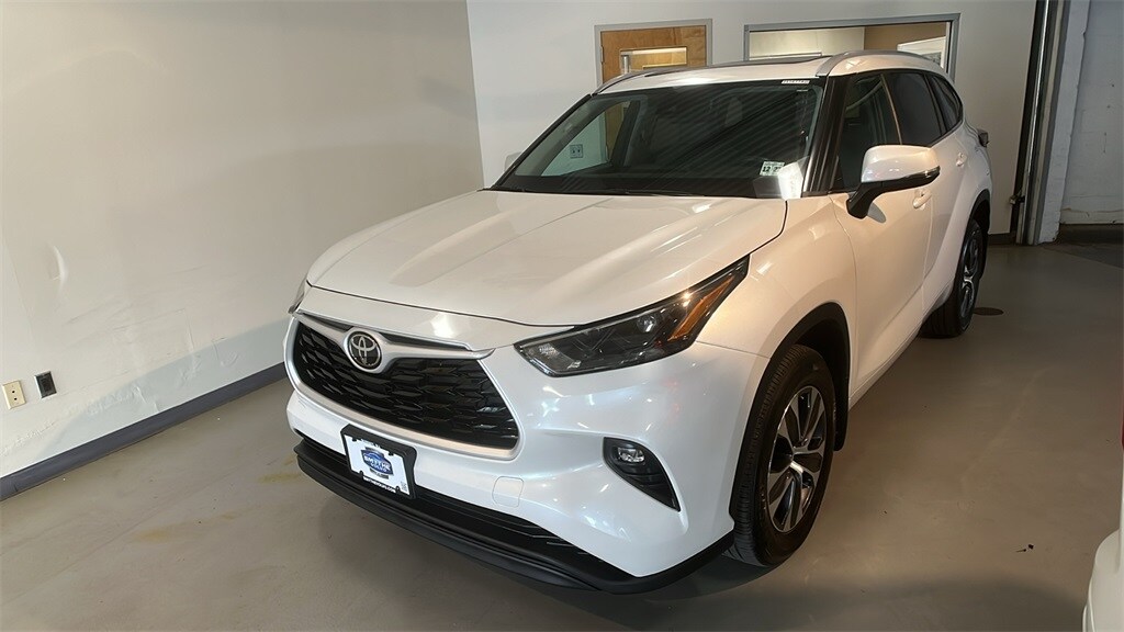 2023 Toyota Highlander L photo 2