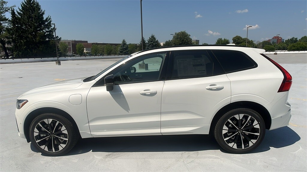 2026 Volvo XC60 Hybrid T8 Plus photo 2