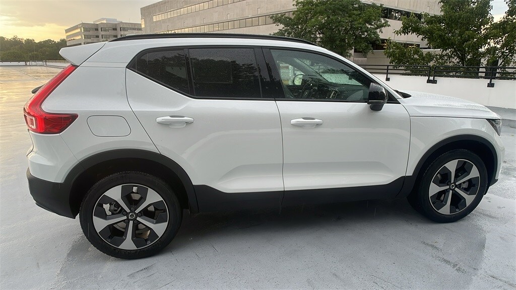 2026 Volvo XC40 Plus photo 4