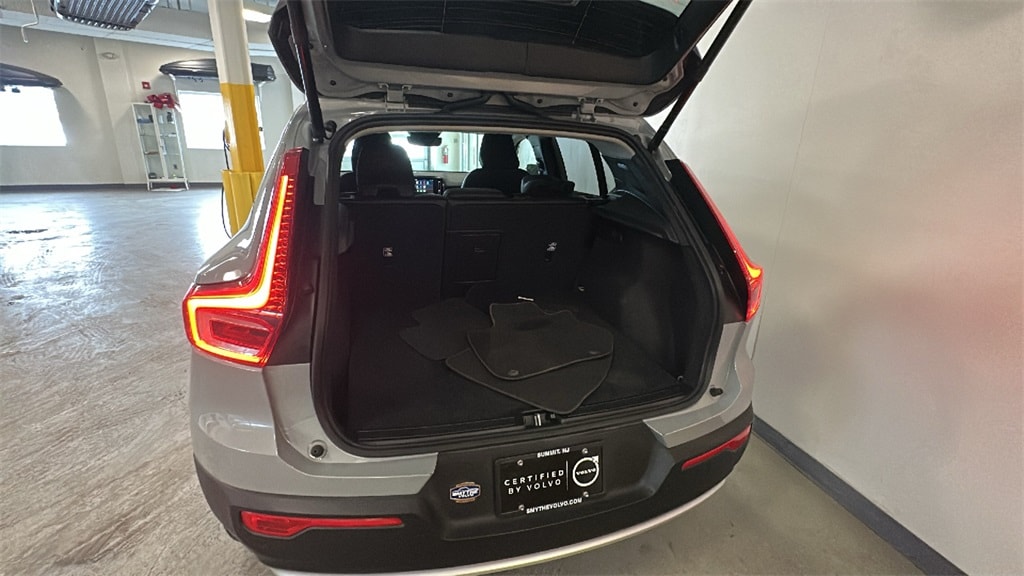 Certified 2025 Volvo XC40 B5 Core SUV