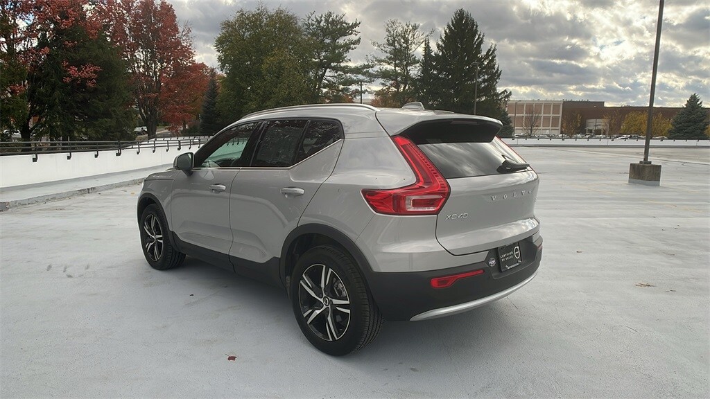 2025 Volvo XC40 Core photo 2