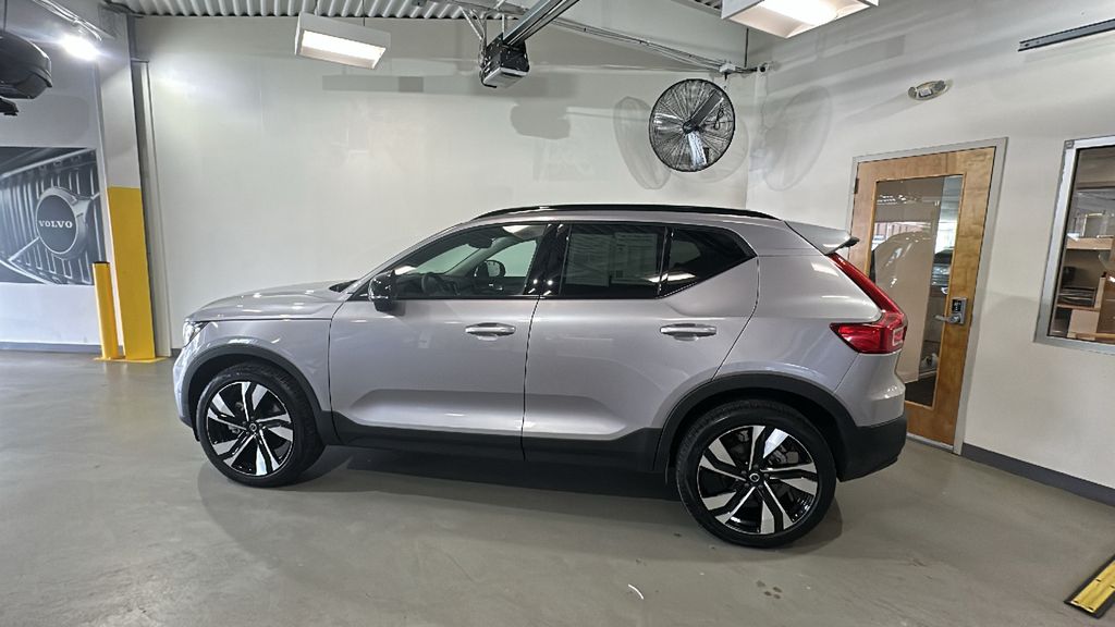 2026 Volvo XC40 Plus - Photo 2