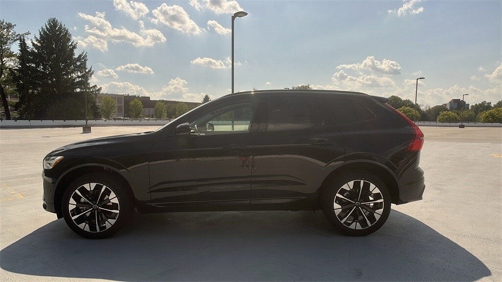 2026 Volvo XC60 B5 Plus photo 2