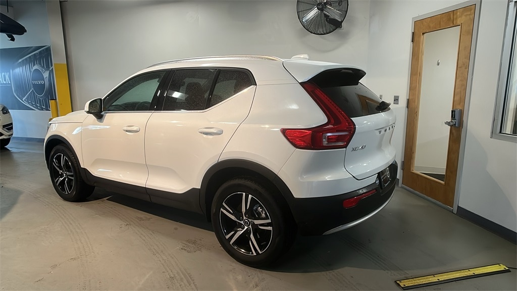 Certified 2025 Volvo XC40 B5 Core SUV