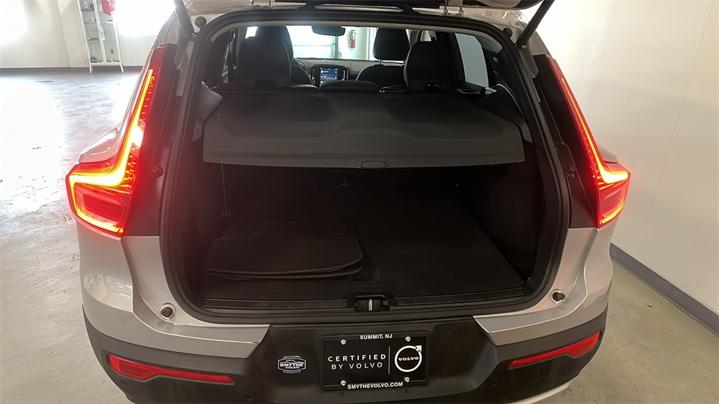 Certified 2025 Volvo XC40 B5 Core SUV