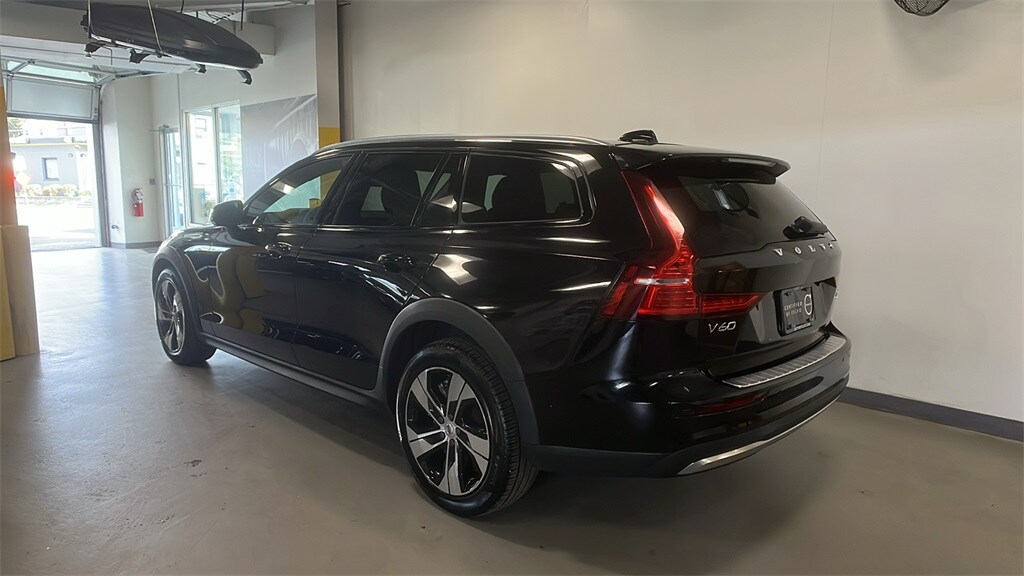 2024 Volvo V60 Cross Country B5 Plus photo 2