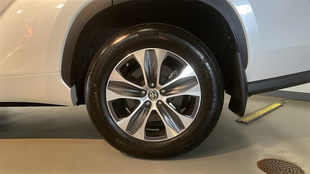 2023 Toyota Highlander L photo 4