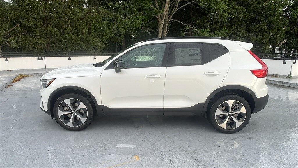 2026 Volvo XC40 Plus photo 2