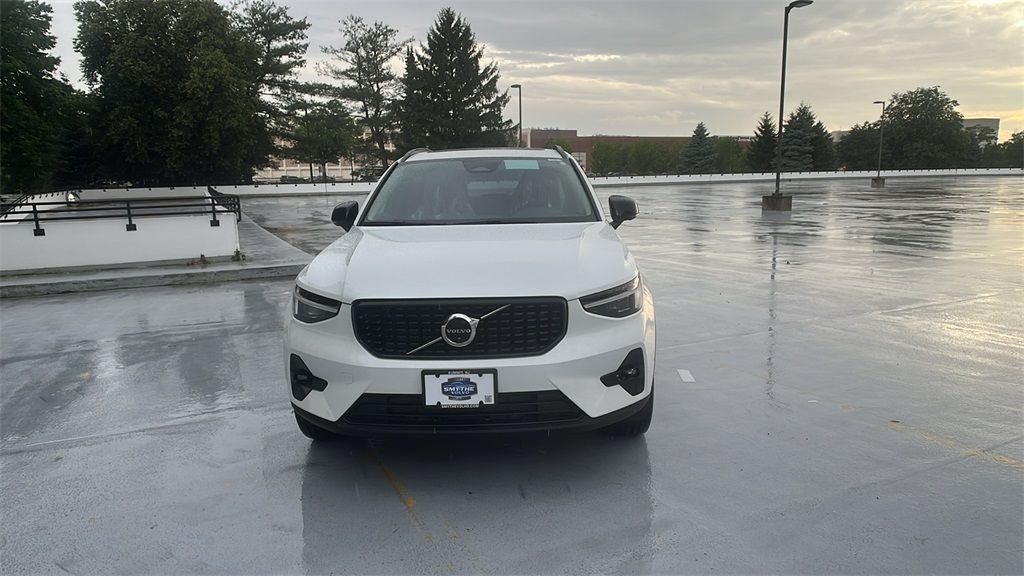 2026 Volvo XC40 B5 Plus Dark AWD's photo
