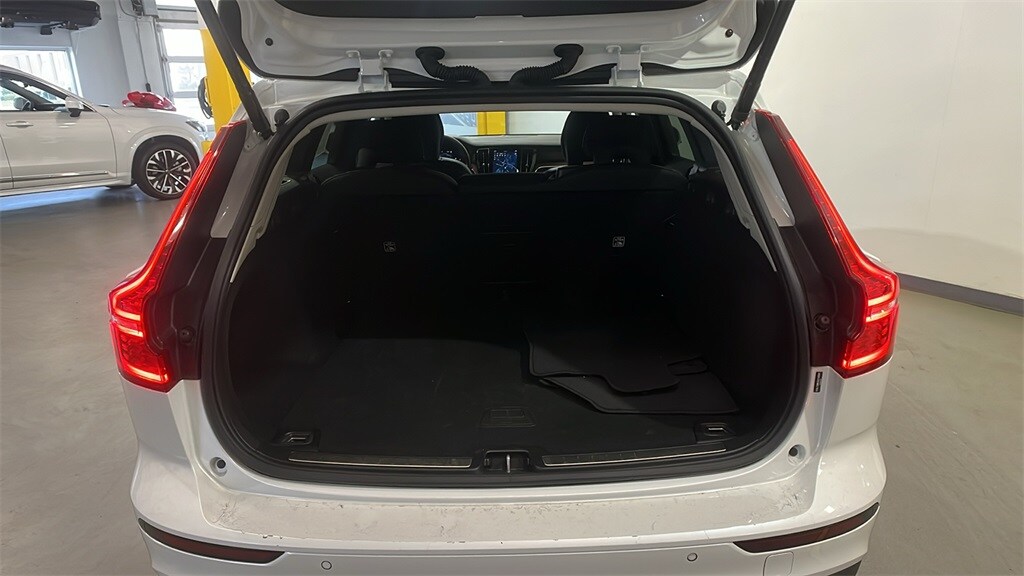 2025 Volvo V60 Cross Country B5 Plus photo 4