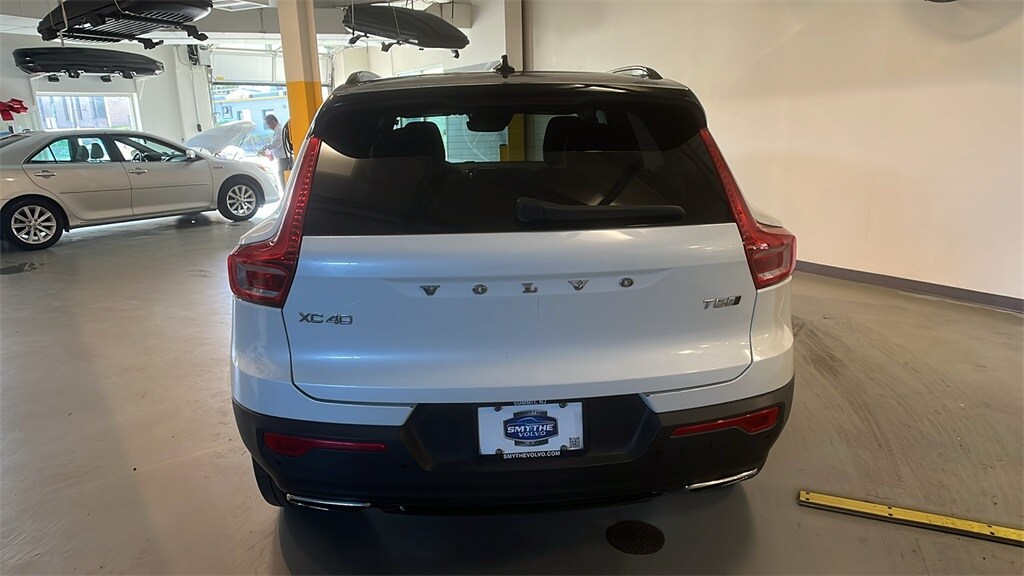2019 Volvo XC40 R-Design photo 3