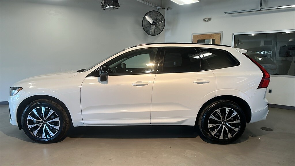 2025 Volvo XC60 B5 Plus photo 2