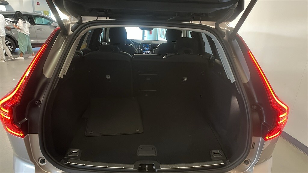 2025 Volvo XC60 B5 Plus photo 4