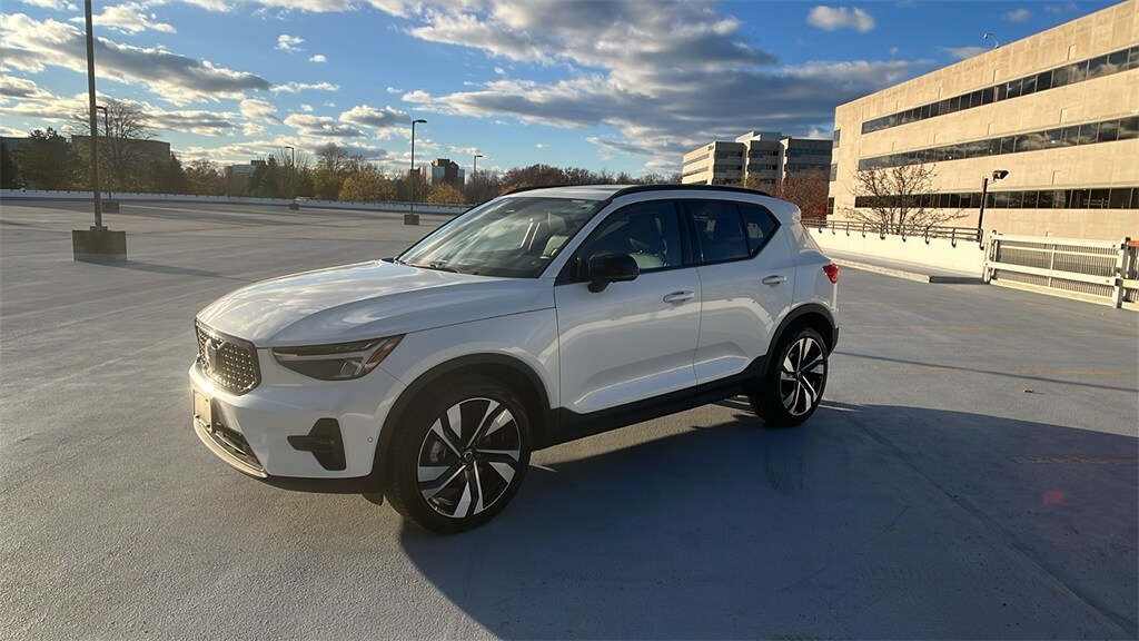 2025 Volvo XC40 Plus photo 2
