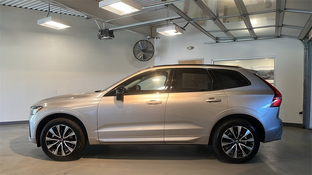 2025 Volvo XC60 B5 Plus photo 2