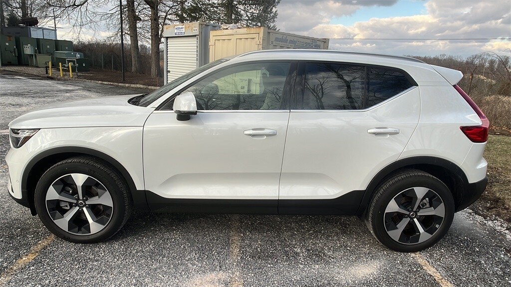 2025 Volvo XC40 Plus photo 2