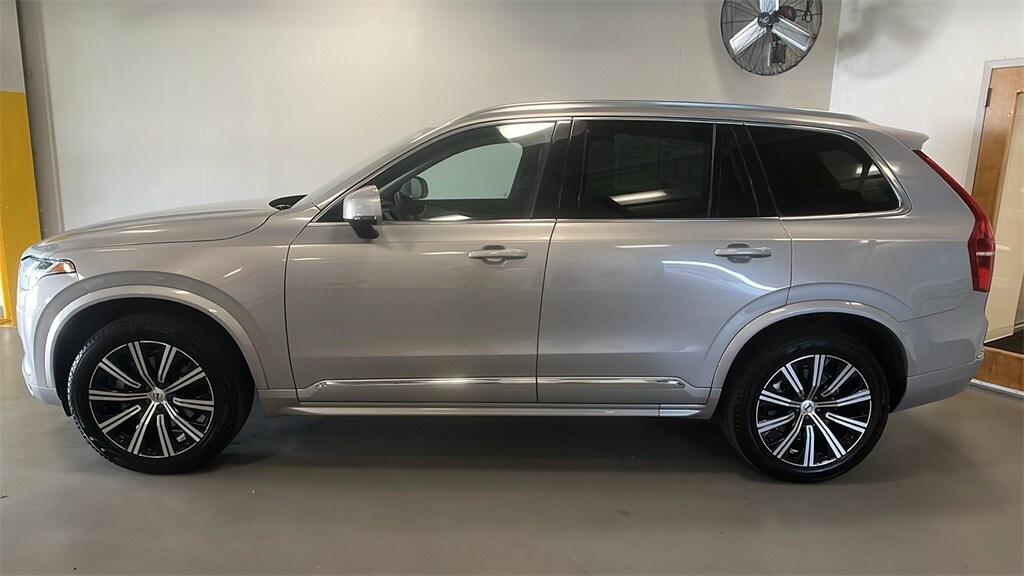 2025 Volvo XC90 B5 Core photo 2