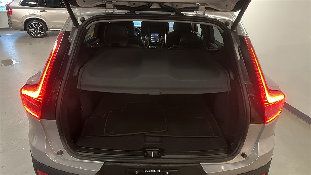 2025 Volvo XC40 Core photo 3
