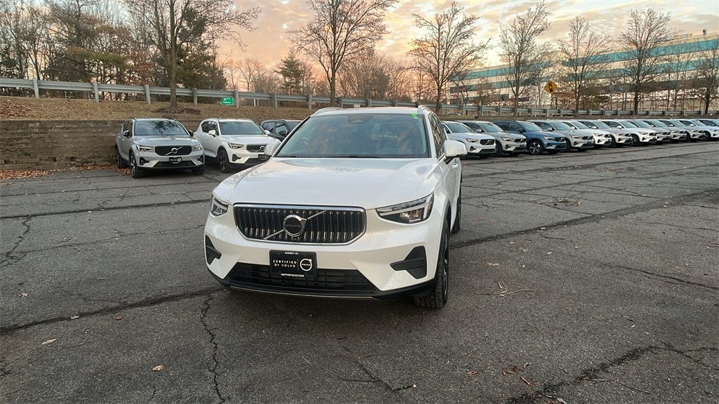 2025 Volvo XC40 Core's photo