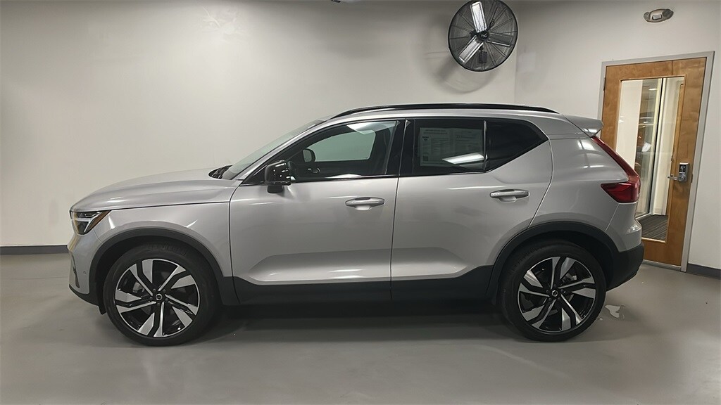 2025 Volvo XC40 Plus photo 2