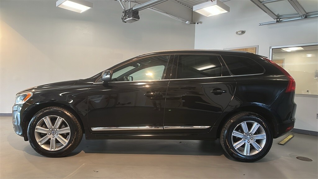 2016 Volvo XC60 T6 Drive-E Platinum photo 2
