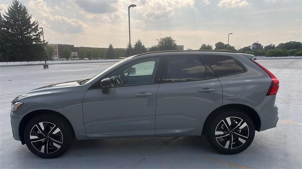 2026 Volvo XC60 B5 Plus photo 2