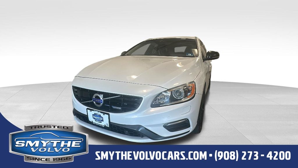 2015 Volvo V60 T6 R-Design AWD Platinum's photo