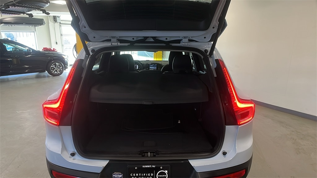 Certified 2025 Volvo XC40 B5 Core SUV