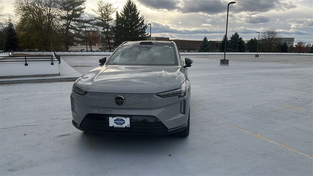 2025 Volvo EX90 Plus's photo