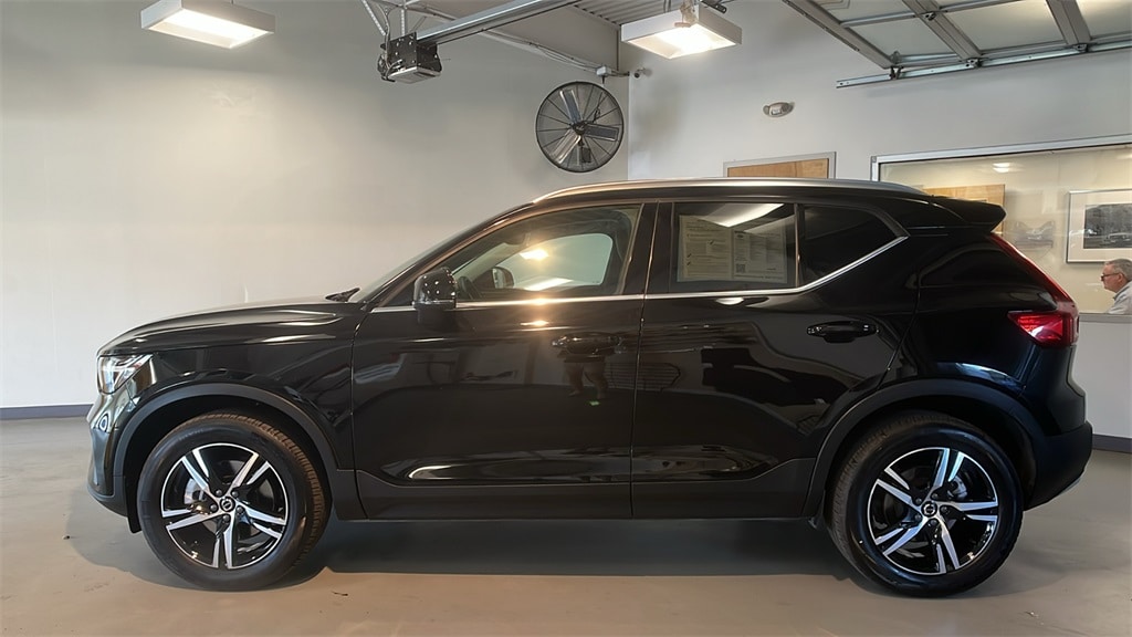 Certified 2025 Volvo XC40 B5 Core SUV
