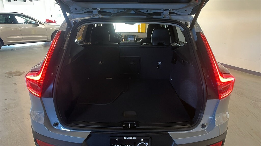 2025 Volvo XC40 Core photo 3