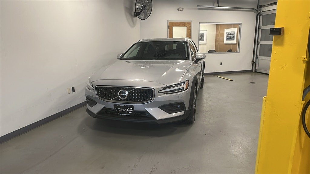 2025 Volvo V60 Cross Country Plus's photo