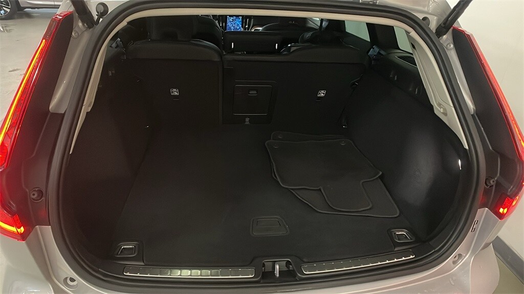 2025 Volvo V60 Cross Country B5 Plus photo 3
