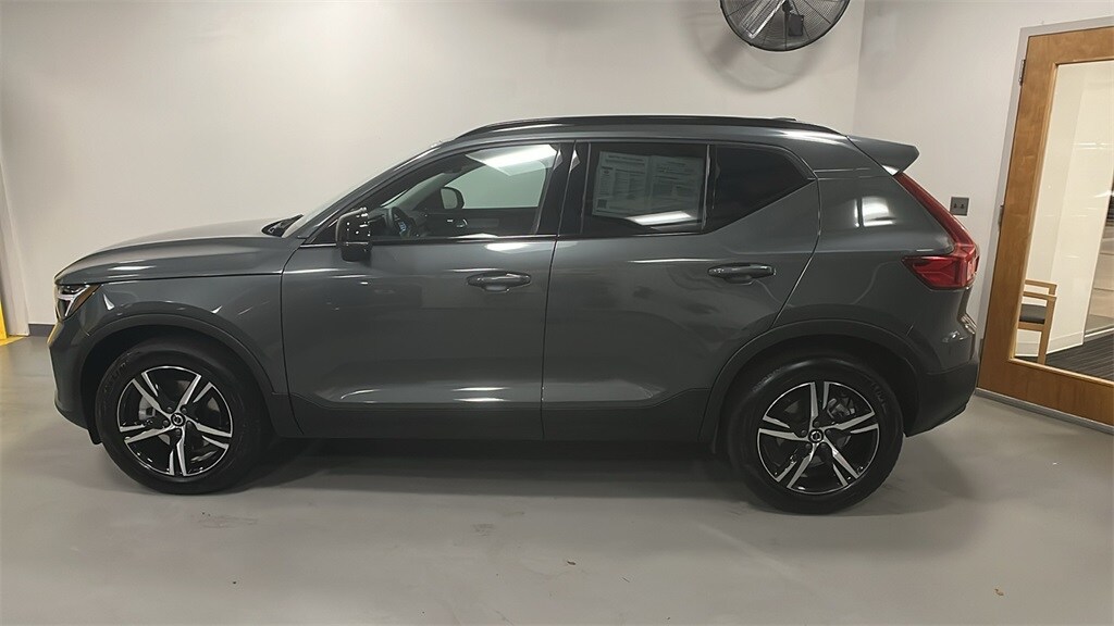 2026 Volvo XC40 Core photo 2