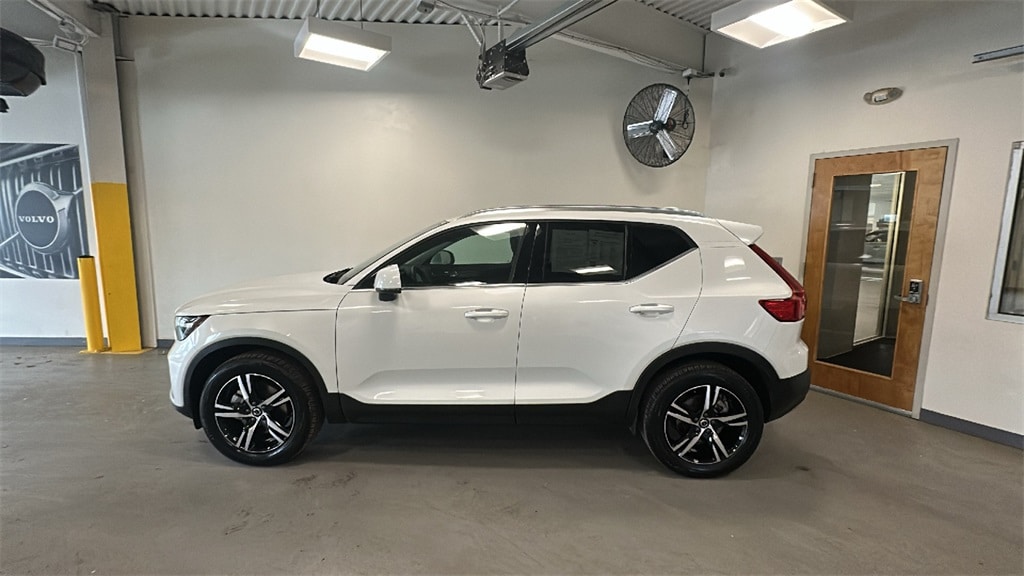 Certified 2025 Volvo XC40 B5 Core SUV
