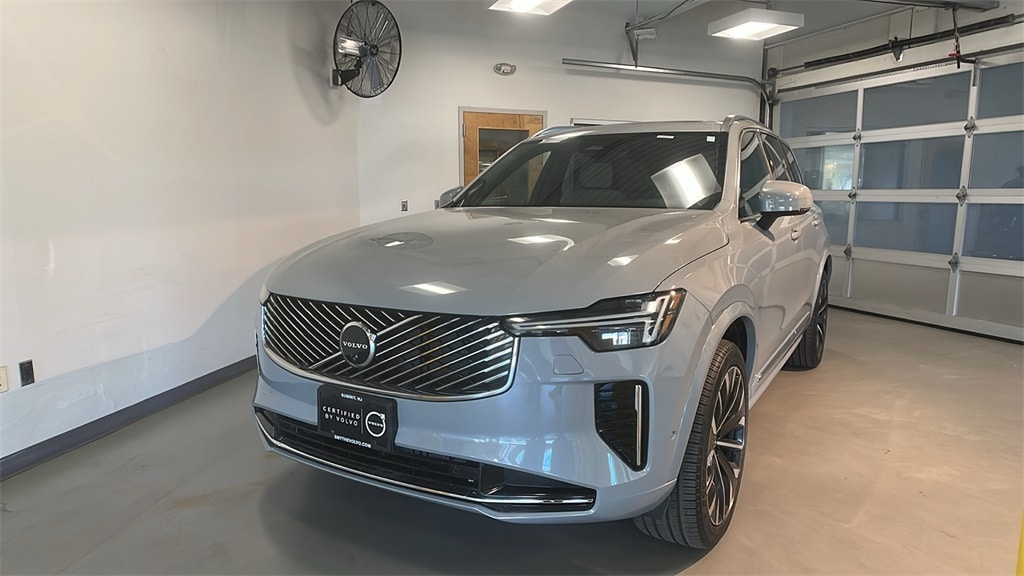 2025 Volvo XC90 Plus's photo