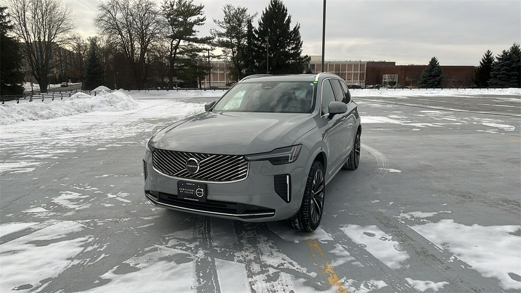 2025 Volvo XC90 Plus's photo