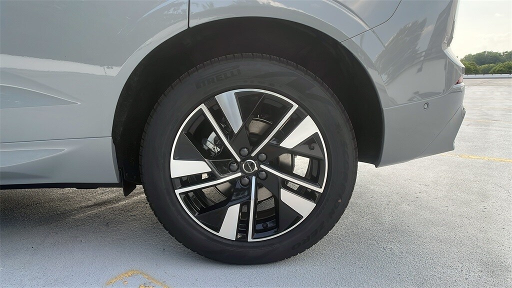2026 Volvo XC60 B5 Plus photo 3