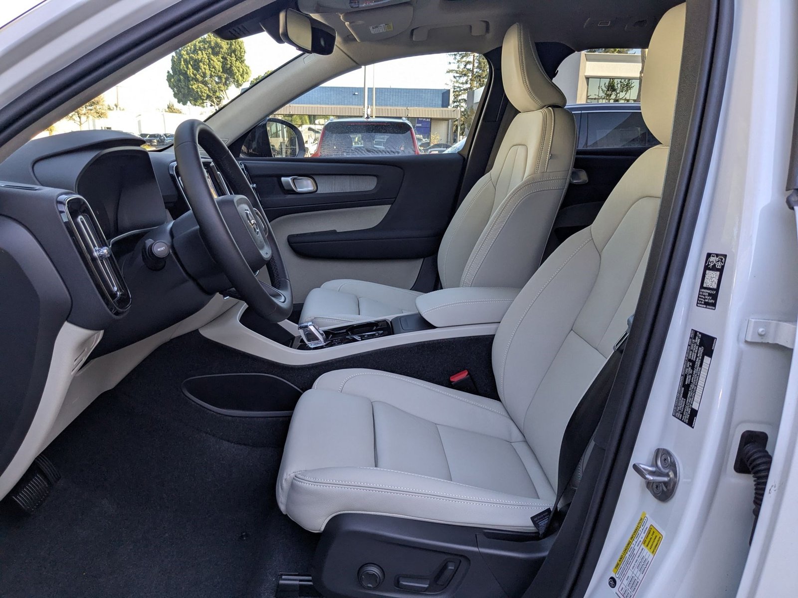 2026 Volvo XC40 B5 Plus photo 4