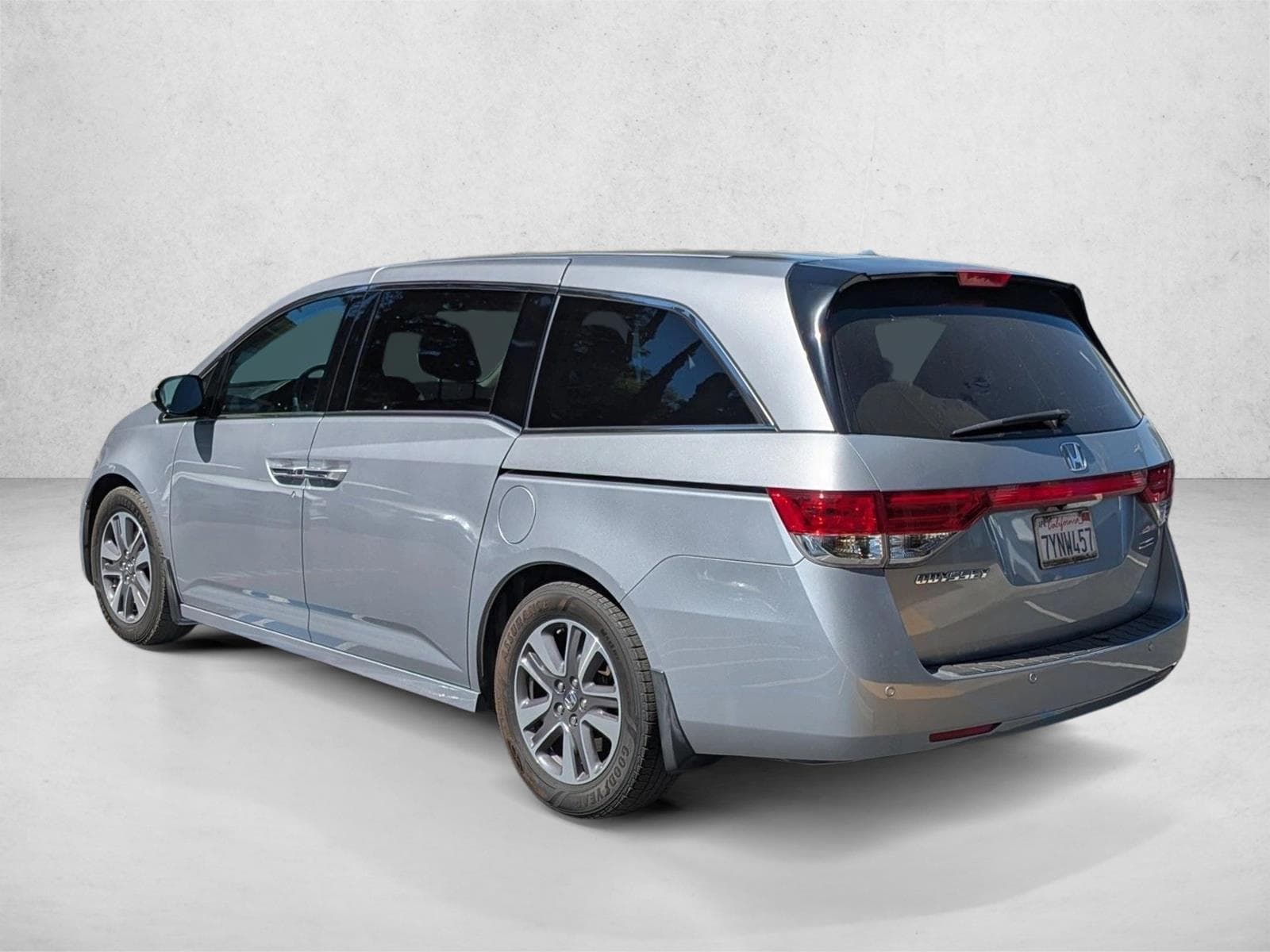 2016 Honda Odyssey Touring photo 3