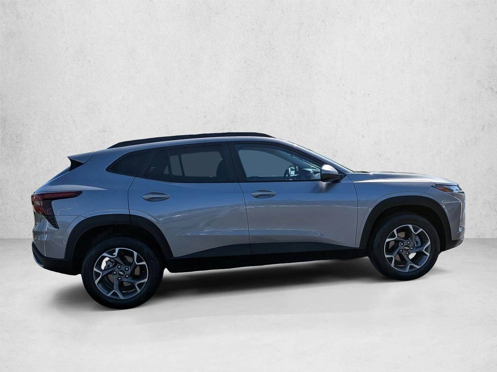 2025 Chevrolet Trax LT photo 4