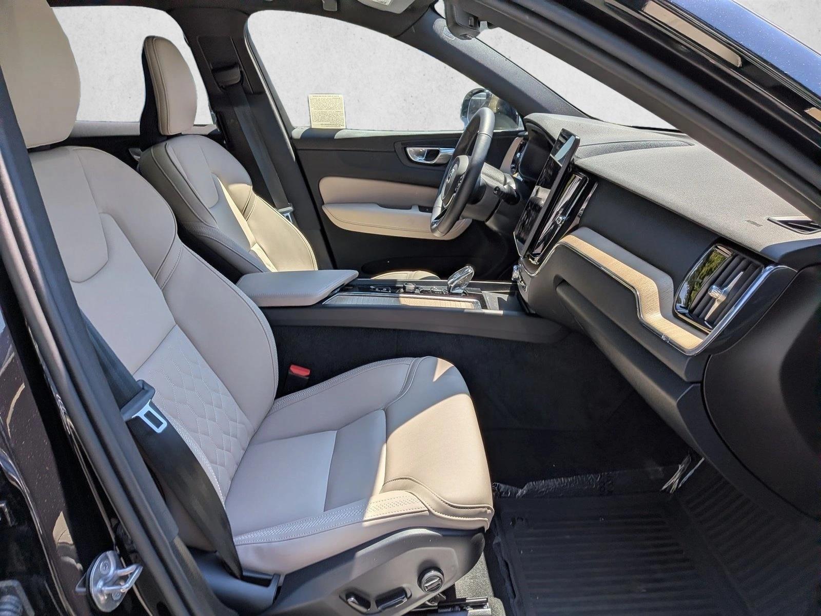 2026 Volvo XC60 Plus - Photo 22