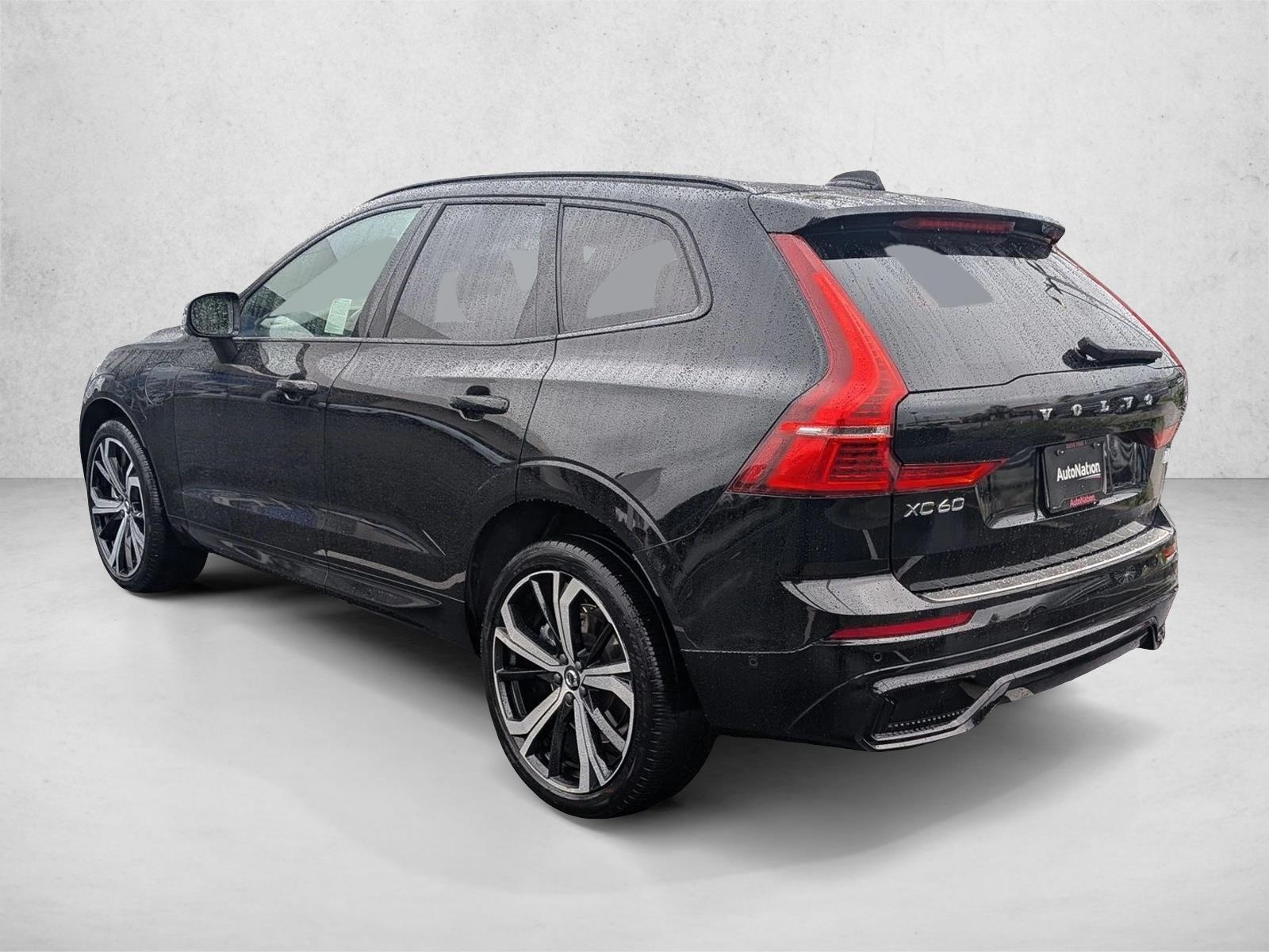 2024 Volvo XC60 plug-in hybrid T8 Ultimate Dark photo 3
