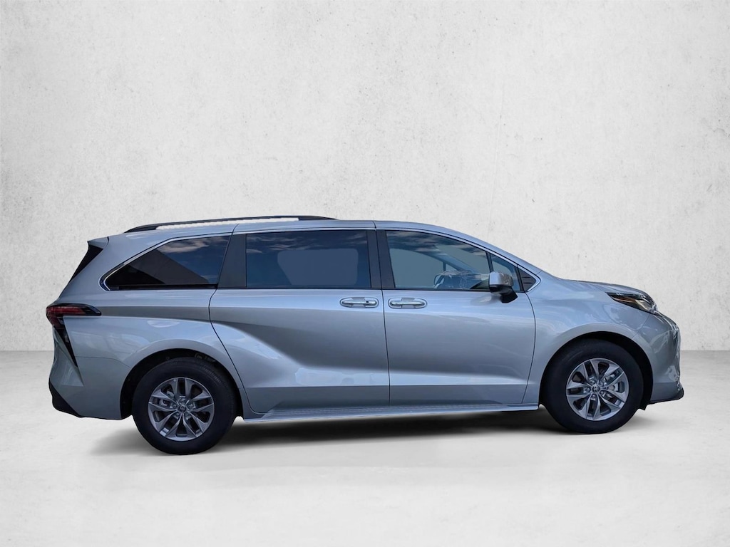 Used 2022 Toyota Sienna XLE 8 Passenger Van Passenger Van