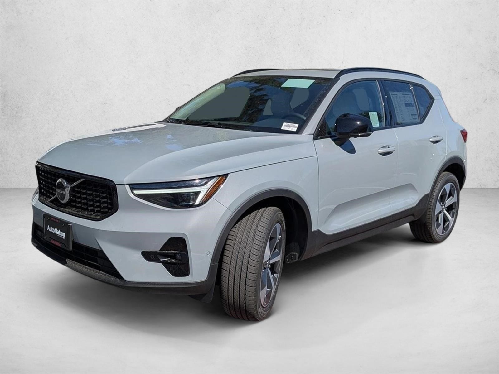 2026 Volvo XC40 B5 Plus Dark AWD's photo