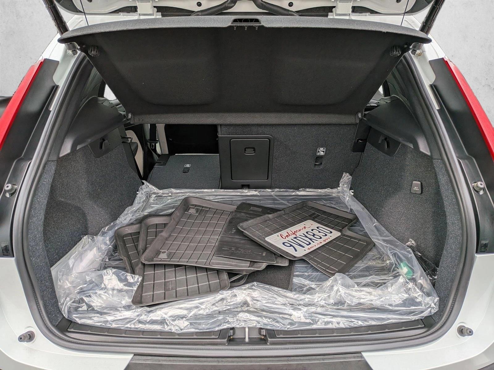 2026 Volvo XC40 B5 Plus photo 4